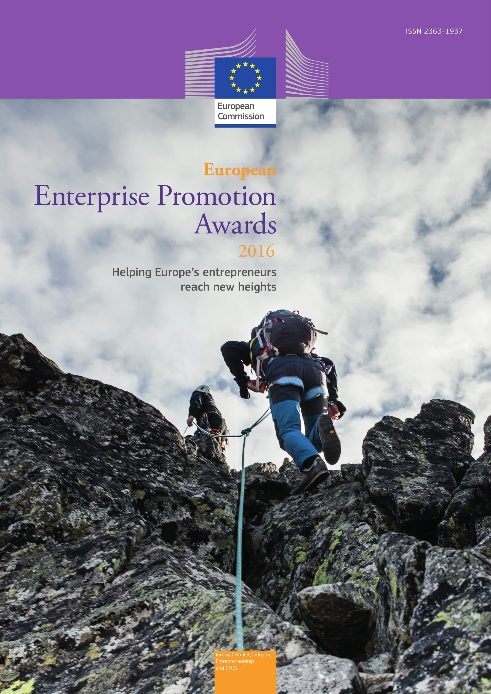 Zdjęcie przedstawiające dwie osoby, które wspinają sie na szczyt góry. Okładka kompendium na temat Europejskiej Nagrody Promocji Przedsiębiorczości 2016i